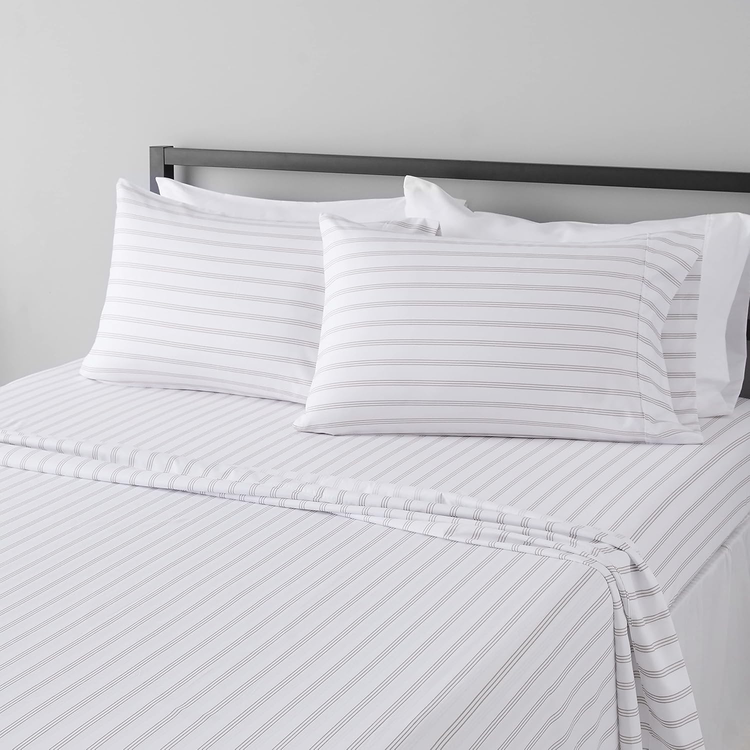 Amazon Basics Lightweight Super Soft Breathable Wrinkle-Resistant Microfiber 4-Piece Bed Sheet Set with 14-Inch Deep Pockets, Queen, Bright White, Solid
